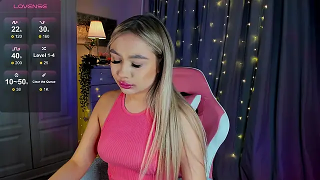 Snapshot of _Loneve__ chatting on 03.08.25 Loneve online show from 03.08.25