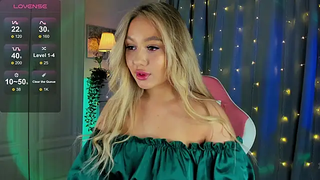 Snapshot of _Loneve__ chatting on 03.12.25 Loneve online show from 03.12.25