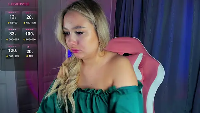 Snapshot of _Loneve__ chatting on 03.12.25 Loneve online show from 03.12.25