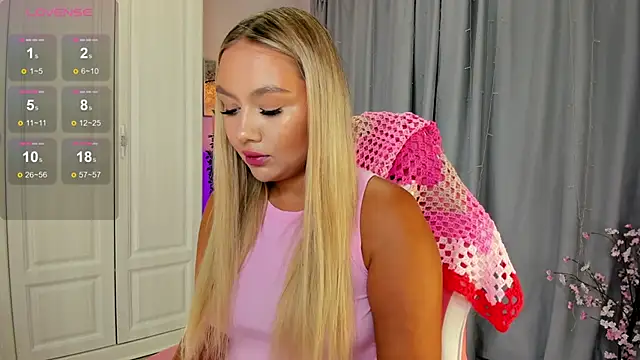 Snapshot of _Loneve__ chatting on 09.18.25 Loneve online show from 09.18.25