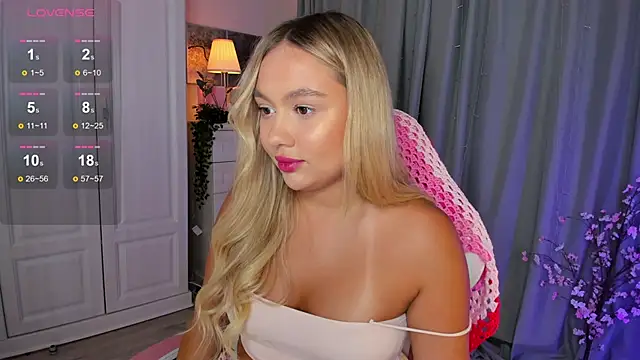 Snapshot of _Loneve__ chatting on 10.03.25 Loneve online show from 10.03.25