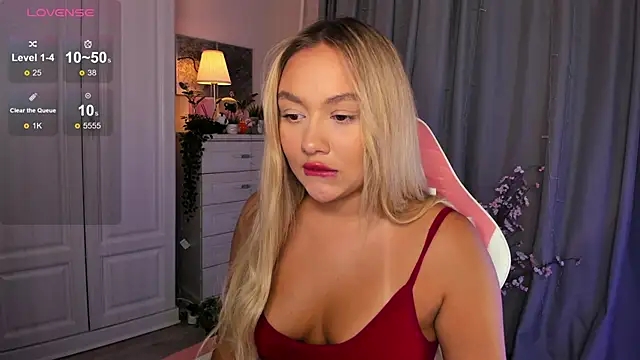 Snapshot of _Loneve__ chatting on 10.09.25 Loneve online show from 10.09.25