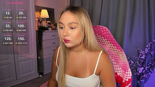 Snapshot of _Loneve__ chatting on 10.10.25 Loneve online show from 10.10.25