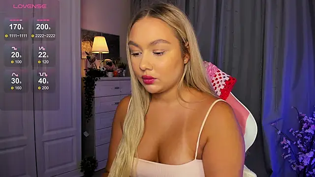 Snapshot of _Loneve__ chatting on 10.11.25 Loneve online show from 10.11.25