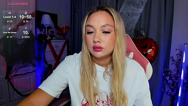 Snapshot of _Loneve__ chatting on 10.30.25 Loneve online show from 10.30.25