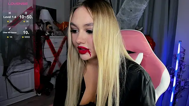 Snapshot of _Loneve__ chatting on 10.31.25 Loneve online show from 10.31.25