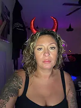 Snapshot of bossyroxy84 chatting on 10.27.25 bossyroxy84 online show from 10.27.25