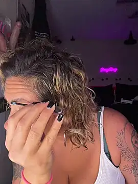 Snapshot of bossyroxy84 chatting on 11.08.25 bossyroxy84 online show from 11.08.25