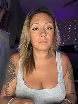 Snapshot of bossyroxy84 chatting on 11.16.25 bossyroxy84 online show from 11.16.25