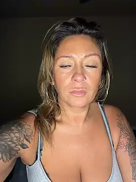 Snapshot of bossyroxy84 chatting on 11.18.25 bossyroxy84 online show from 11.18.25