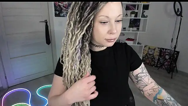 Snapshot of HoneySallyMoore chatting on 04.28.26 HoneySallyMoore online show from 04.28.26