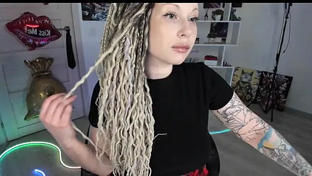 Snapshot of HoneySallyMoore chatting on 05.01.26 HoneySallyMoore online show from 05.01.26
