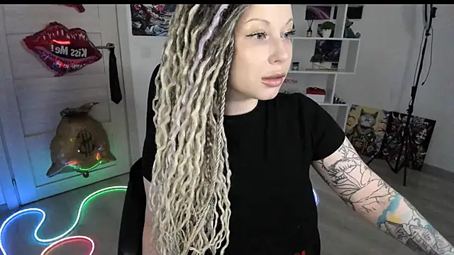 Snapshot of HoneySallyMoore chatting on 05.03.26 HoneySallyMoore online show from 05.03.26