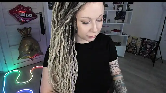 Snapshot of HoneySallyMoore chatting on 05.12.26 HoneySallyMoore online show from 05.12.26
