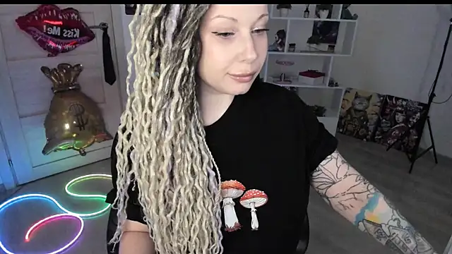 Snapshot of HoneySallyMoore chatting on 05.14.26 HoneySallyMoore online show from 05.14.26