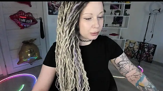 Snapshot of HoneySallyMoore chatting on 05.17.26 HoneySallyMoore online show from 05.17.26