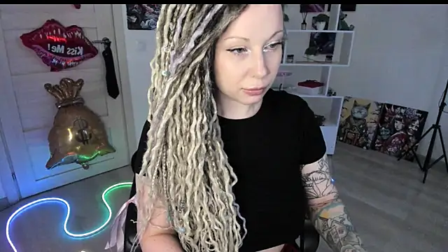 Snapshot of HoneySallyMoore chatting on 05.20.26 HoneySallyMoore online show from 05.20.26
