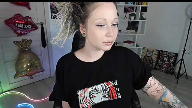 Snapshot of HoneySallyMoore chatting on 05.22.26 HoneySallyMoore online show from 05.22.26