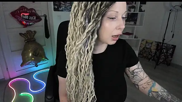 Snapshot of HoneySallyMoore chatting on 05.26.26 HoneySallyMoore online show from 05.26.26