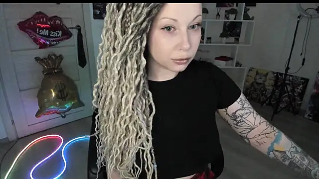 Snapshot of HoneySallyMoore chatting on 05.28.26 HoneySallyMoore online show from 05.28.26
