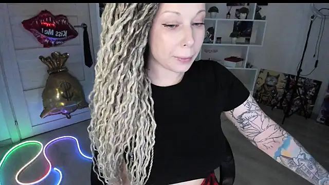 Snapshot of HoneySallyMoore chatting on 05.29.26 HoneySallyMoore online show from 05.29.26