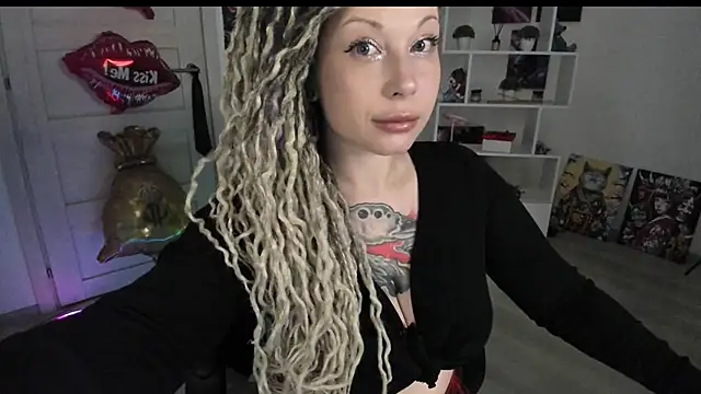 Snapshot of HoneySallyMoore chatting on 06.13.26 HoneySallyMoore online show from 06.13.26