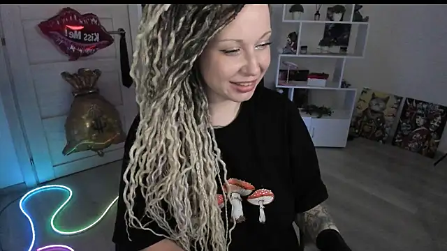 Snapshot of HoneySallyMoore chatting on 06.14.26 HoneySallyMoore online show from 06.14.26