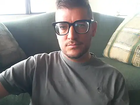 Snapshot of quitomanec chatting on 10.19.25 quitomanec online show from 10.19.25