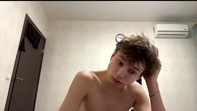 Snapshot of aronrodrigos chatting on 02.12.25 aronrodrigos online show from 02.12.25