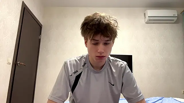 Snapshot of aronrodrigos chatting on 02.19.25 aronrodrigos online show from 02.19.25