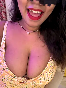 Snapshot of WifyHubby_38 chatting on 10.11.25 WifyHubby 38 online show from 10.11.25