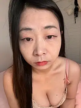 Snapshot of jinj-a chatting on 02.25.25 jinj-a online show from 02.25.25