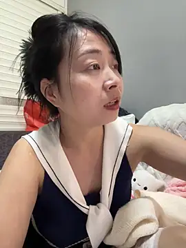 Snapshot of jinj-a chatting on 03.17.25 jinj-a online show from 03.17.25