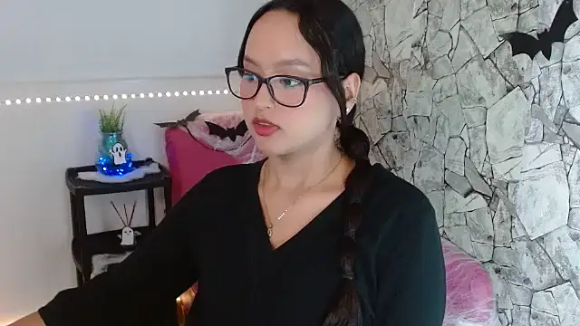 Emilybateee online show from 10.29.25