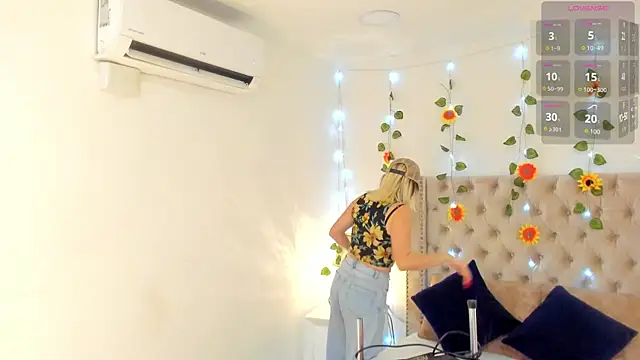 Snapshot of CandieGilson__ chatting on 10.06.25 CandieGilson   online show from 10.06.25