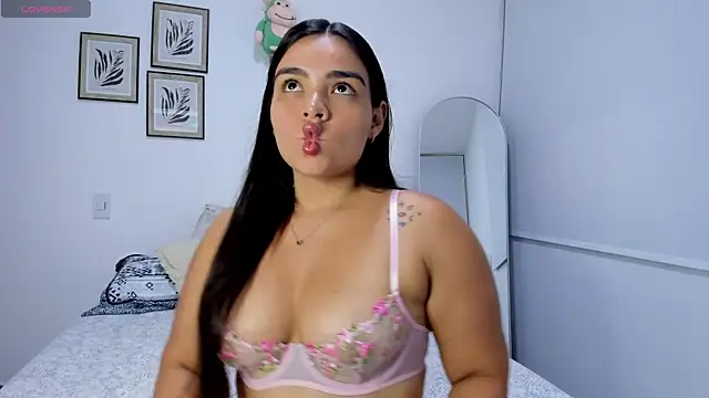 Snapshot of sarita_bigbooty_ chatting on 06.17.26 sarita bigbooty online show from 06.17.26