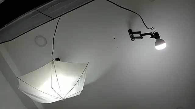 Snapshot of EmiliaRose_ chatting on 10.04.25 EmiliaRose online show from 10.04.25