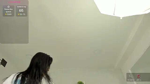 Snapshot of EmiliaRose_ chatting on 10.28.25 EmiliaRose online show from 10.28.25