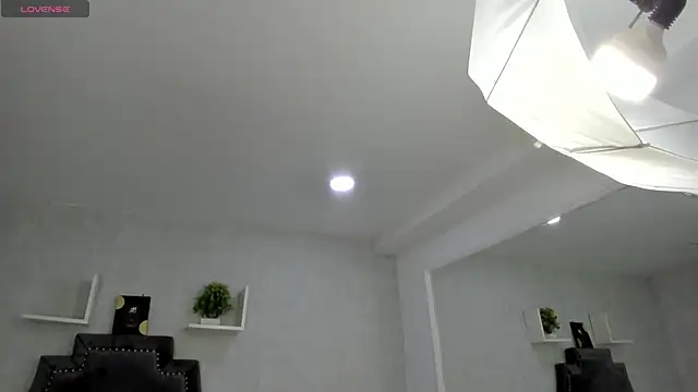 Snapshot of EmiliaRose_ chatting on 11.10.25 EmiliaRose online show from 11.10.25