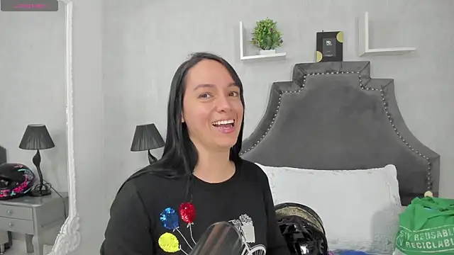 Snapshot of EmiliaRose_ chatting on 11.14.25 EmiliaRose online show from 11.14.25