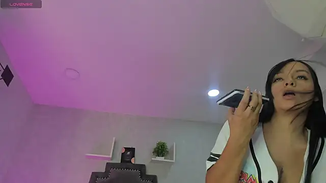 Snapshot of EmiliaRose_ chatting on 11.17.25 EmiliaRose online show from 11.17.25