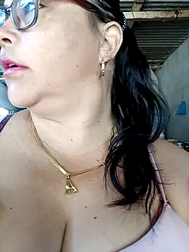 Snapshot of promiscuous-indecent-momm chatting on 02.21.25 promiscuous-indecent-momm online show from 02.21.25