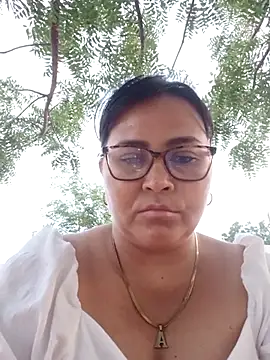 Snapshot of promiscuous-indecent-momm chatting on 02.21.25 promiscuous-indecent-momm online show from 02.21.25