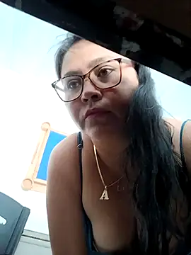 Snapshot of promiscuous-indecent-momm chatting on 03.03.25 promiscuous-indecent-momm online show from 03.03.25