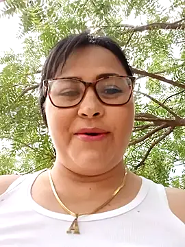 Snapshot of promiscuous-indecent-momm chatting on 03.05.25 promiscuous-indecent-momm online show from 03.05.25