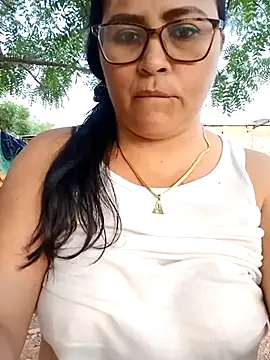 Snapshot of promiscuous-indecent-momm chatting on 03.05.25 promiscuous-indecent-momm online show from 03.05.25