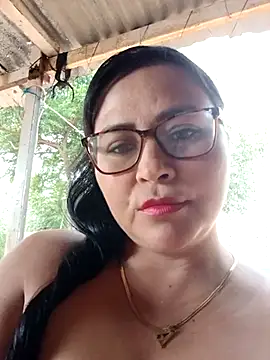 Snapshot of promiscuous-indecent-momm chatting on 03.08.25 promiscuous-indecent-momm online show from 03.08.25