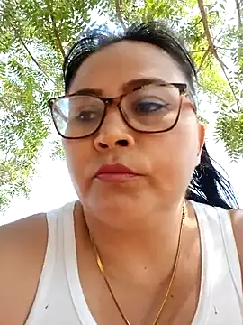 Snapshot of promiscuous-indecent-momm chatting on 03.10.25 promiscuous-indecent-momm online show from 03.10.25