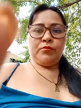 Snapshot of promiscuous-indecent-momm chatting on 03.19.25 promiscuous-indecent-momm online show from 03.19.25