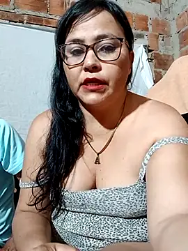 Snapshot of promiscuous-indecent-momm chatting on 03.22.25 promiscuous-indecent-momm online show from 03.22.25